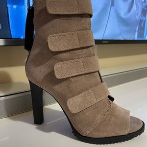 DKNY BRAND NEW BOOTS 👢